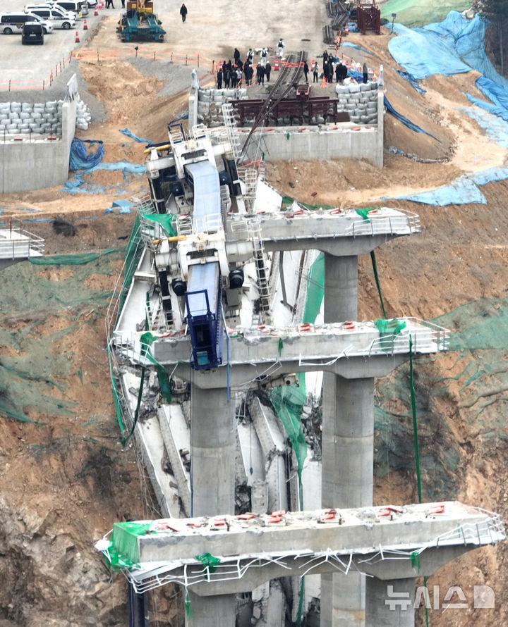 [안성=뉴시스] 김종택 기자 = 10명의 사상자가 발생한 경기도 안성시 서운면 산평리 '안성 고속도로 교각 붕괴' 현장에서 28일 경찰과 국과수, 산업안전공단 등 관계자들이 합동감식을 하고 있다. (공동취재) 2025.02.28. photo@newsis.com