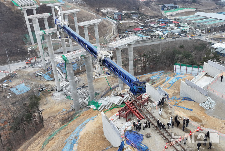 [안성=뉴시스] 김종택 기자 = 10명의 사상자가 발생한 경기도 안성시 서운면 산평리 '안성 고속도로 교각 붕괴' 현장에서 28일 경찰과 국과수, 산업안전공단 등 관계자들이 합동감식을 하고 있다. (공동취재) 2025.02.28. photo@newsis.com