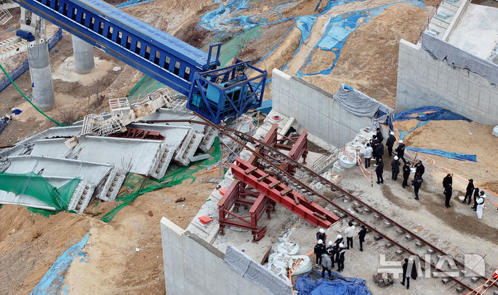 [안성=뉴시스] 김종택 기자 = 10명의 사상자가 발생한 경기도 안성시 서운면 산평리 '안성 고속도로 교각 붕괴' 현장에서 28일 경찰과 국과수, 산업안전공단 등 관계자들이 합동감식을 하고 있다. (공동취재) 2025.02.28. photo@newsis.com