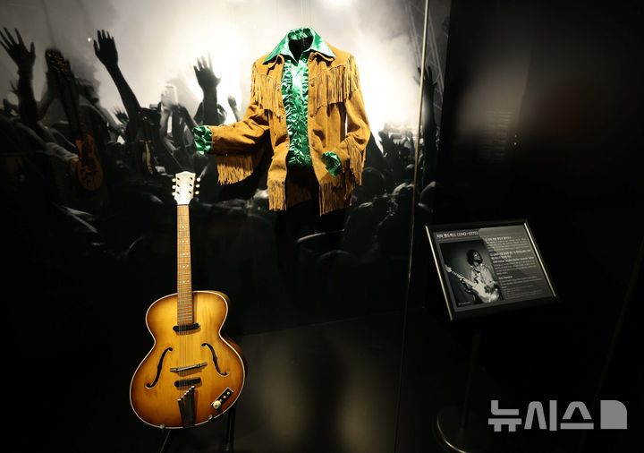 [서울=뉴시스] 고범준 기자 = 28일 서울 강남구 현대백화점 무역센터점 문화홀에서 열린 '위대한 뮤지션 100인전 vol.1'에서 지미 핸드릭스의 무대 착용 자켓과 블라우스가 전시되어 있다. 전시관은 아메리칸 퀸, 디바, 위대한 밴드, 위대한 기타리스트 컬렉션, 팝의 황제, 힙합, 그래미 & BTS 등 7개 공간으로 구성됐다. 2025.02.28. bjko@newsis.com