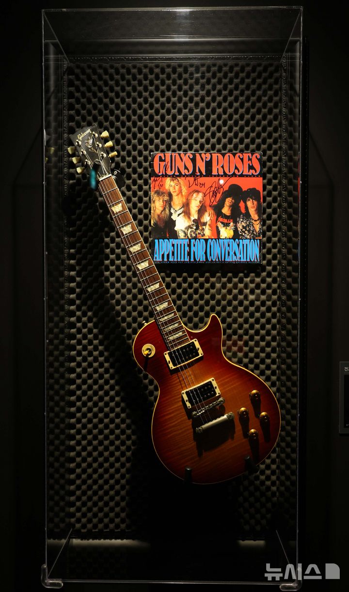 [서울=뉴시스] 고범준 기자 = 28일 서울 강남구 현대백화점 무역센터점 문화홀에서 열린 '위대한 뮤지션 100인전 vol.1'에서 건즈 앤 로지스 투어에서 슬래시가 연주한 기타가 전시되어 있다. 전시관은 아메리칸 퀸, 디바, 위대한 밴드, 위대한 기타리스트 컬렉션, 팝의 황제, 힙합, 그래미 & BTS 등 7개 공간으로 구성됐다. 2025.02.28. bjko@newsis.com