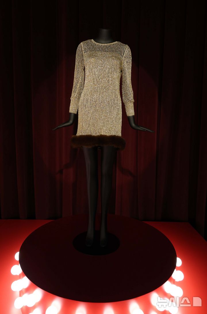 [서울=뉴시스] 고범준 기자 = 28일 서울 강남구 현대백화점 무역센터점 문화홀에서 열린 '위대한 뮤지션 100인전 vol.1'에서 비욘세가 착용한 무대 의상이 전시되어 있다. 전시관은 아메리칸 퀸, 디바, 위대한 밴드, 위대한 기타리스트 컬렉션, 팝의 황제, 힙합, 그래미 & BTS 등 7개 공간으로 구성됐다. 2025.02.28. bjko@newsis.com