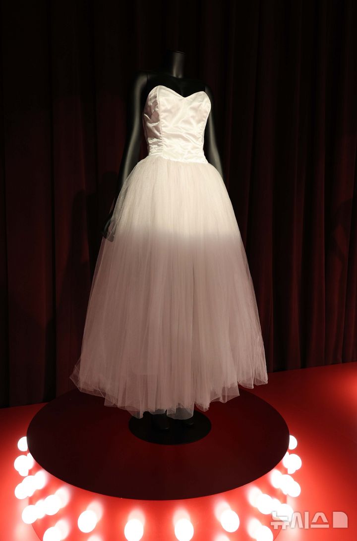 [서울=뉴시스] 고범준 기자 = 28일 서울 강남구 현대백화점 무역센터점 문화홀에서 열린 '위대한 뮤지션 100인전 vol.1'에서 마돈나가 착용한 무대 의상이 전시되어 있다.&nbsp; 전시관은 아메리칸 퀸, 디바, 위대한 밴드, 위대한 기타리스트 컬렉션, 팝의 황제, 힙합, 그래미 & BTS 등 7개 공간으로 구성됐다. 2025.02.28. bjko@newsis.com