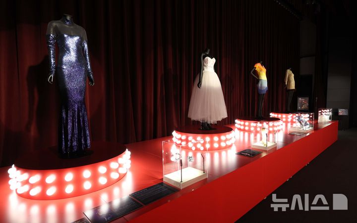 [서울=뉴시스] 고범준 기자 = 28일 서울 강남구 현대백화점 무역센터점 문화홀에서 열린 '위대한 뮤지션 100인전 vol.1'에서 휘트니 휴스턴이 착용한 무대 의상 등이 전시되어 있다. 전시관은 아메리칸 퀸, 디바, 위대한 밴드, 위대한 기타리스트 컬렉션, 팝의 황제, 힙합, 그래미 & BTS 등 7개 공간으로 구성됐다. 2025.02.28. bjko@newsis.com