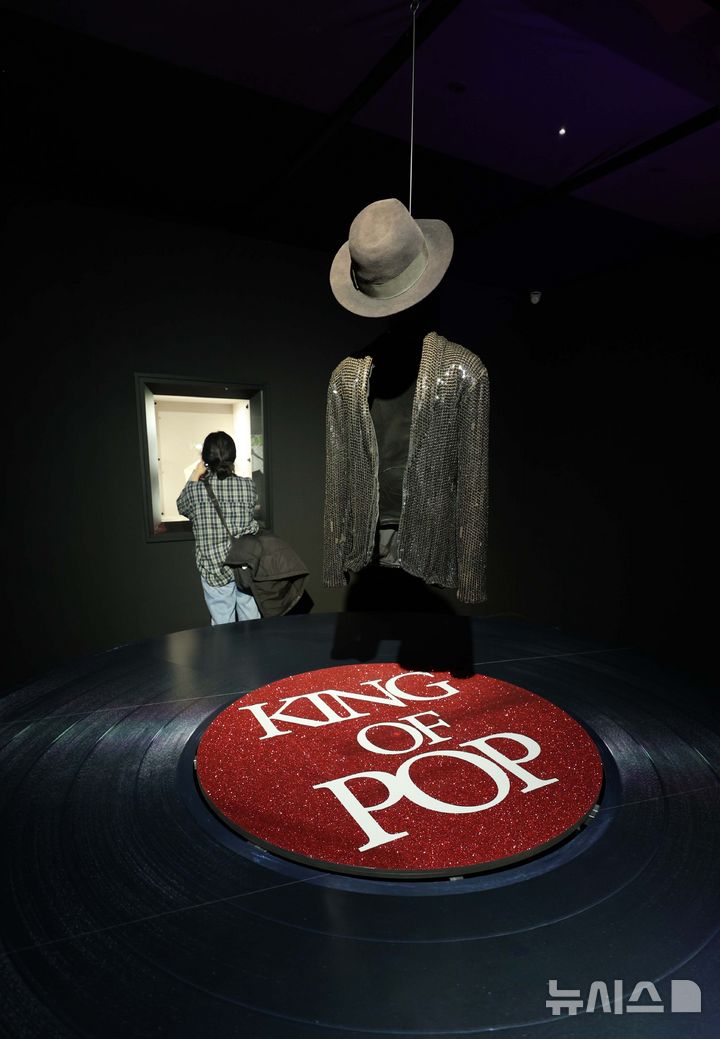 [서울=뉴시스] 고범준 기자 = 28일 서울 강남구 현대백화점 무역센터점 문화홀에서 열린 '위대한 뮤지션 100인전 vol.1'에서 마이클 잭슨의 최초의 '문워크' 무대 재킷이 전시되어 있다. 전시관은 아메리칸 퀸, 디바, 위대한 밴드, 위대한 기타리스트 컬렉션, 팝의 황제, 힙합, 그래미 & BTS 등 7개 공간으로 구성됐다. 2025.02.28. bjko@newsis.com