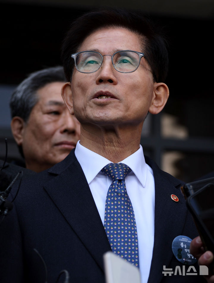 [대구=뉴시스] 이무열 기자 = 김문수 고용노동부 장관이 28일 대구 달서구 문화예술회관 팔공홀에서 열린 ‘제65주년 2·28민주운동 기념식’을 마친 뒤 취재진의 질문에 답하고 있다. 2025.02.28. lmy@newsis.com