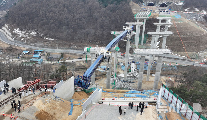 [안성=뉴시스] 김종택 기자 = 10명의 사상자가 발생한 경기도 안성시 서운면 산평리 '안성 고속도로 교각 붕괴' 현장에서 28일 경찰과 국과수, 산업안전공단 등 관계자들이 합동감식을 하고 있다. (공동취재) 2025.02.28. photo@newsis.com