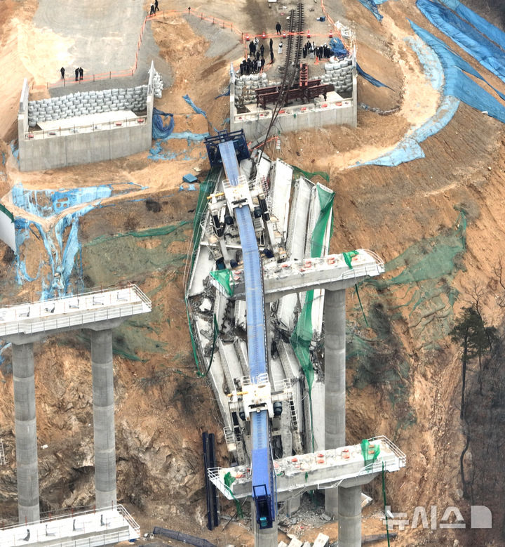 [안성=뉴시스] 김종택 기자 = 10명의 사상자가 발생한 경기도 안성시 서운면 산평리 '안성 고속도로 교각 붕괴' 현장에서 28일 경찰과 국과수, 산업안전공단 등 관계자들이 합동감식을 하고 있다. (공동취재) 2025.02.28. photo@newsis.com
