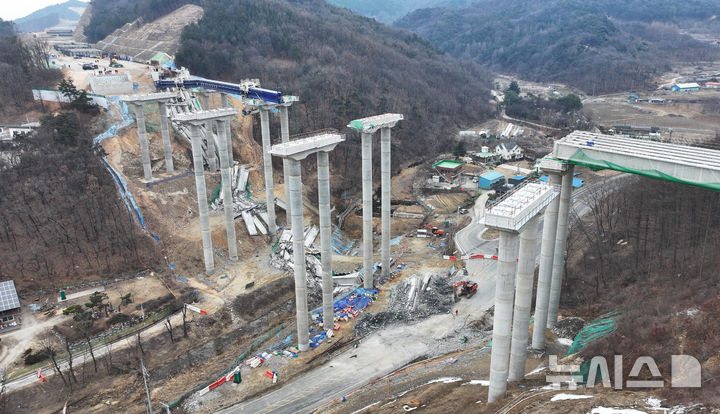 [안성=뉴시스] 김종택 기자 = 10명의 사상자가 발생한 경기도 안성시 서운면 산평리 '안성 고속도로 교각 붕괴' 현장에서 28일 경찰과 국과수, 산업안전공단 등 관계자들이 합동감식을 하고 있다. (공동취재) 2025.02.28. photo@newsis.com