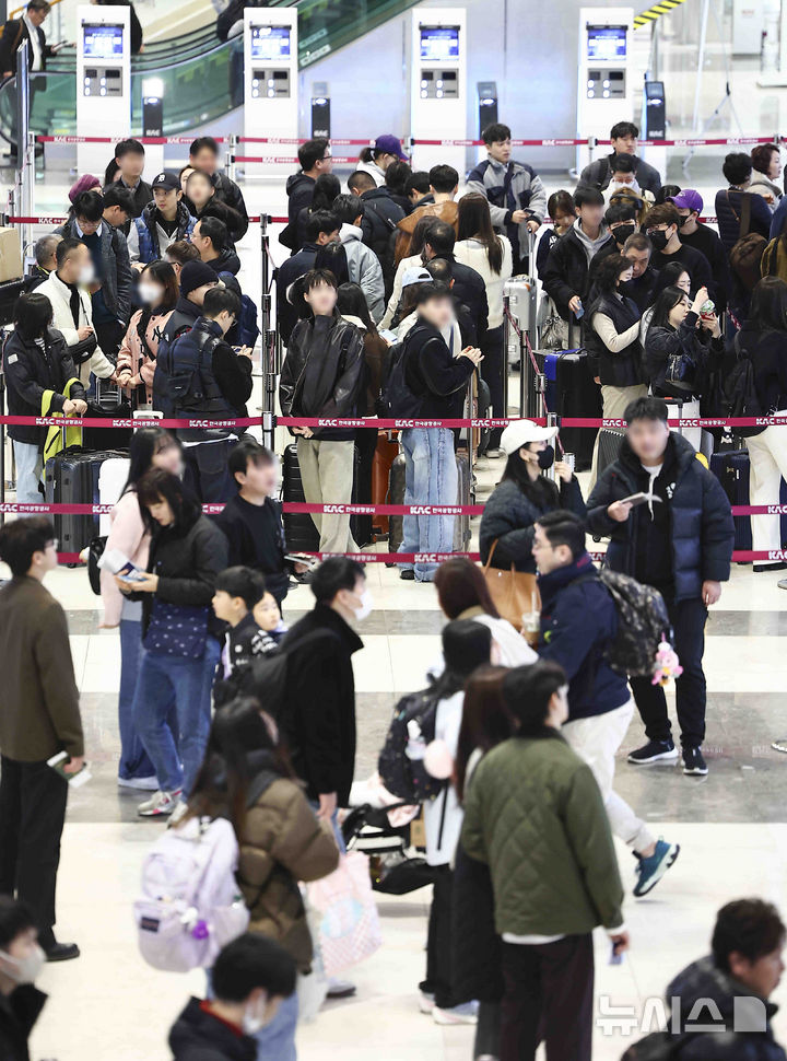 [서울=뉴시스] 김근수 기자 = 삼일절 연휴를 하루 앞둔 28일 서울 강서구 김포국제공항 국제선 출국장이 여행객들로 붐비고 있다. 2025.02.28. ks@newsis.com