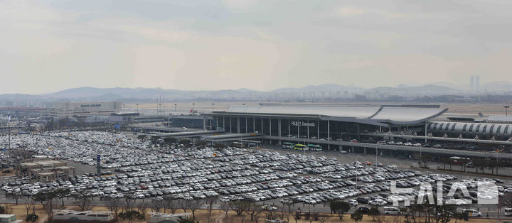 [서울=뉴시스] 김근수 기자 = 삼일절 연휴를 하루 앞둔 28일 서울 강서구 김포국제공항 국내선 주차장이 여행객 차량들로 가득 차 있다. 2025.02.28. ks@newsis.com