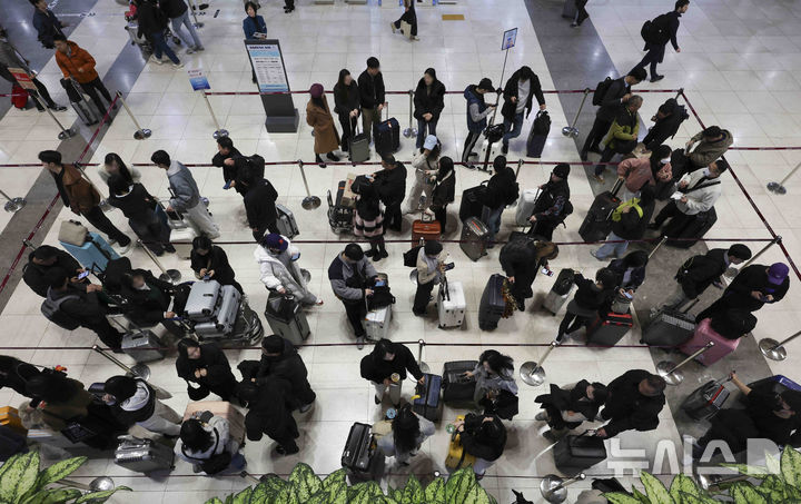 [서울=뉴시스] 김근수 기자 = 삼일절 연휴를 하루 앞둔 28일 서울 강서구 김포국제공항 국제선 출국장이 여행객들로 붐비고 있다. 2025.02.28. ks@newsis.com