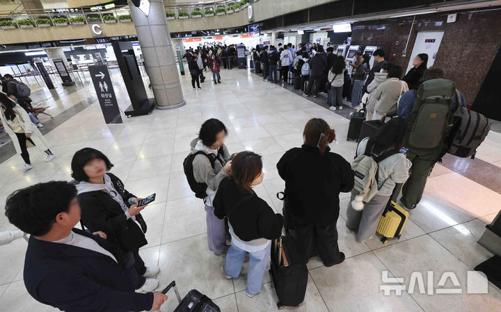 [서울=뉴시스] 김근수 기자 = 삼일절 연휴를 하루 앞둔 28일 서울 강서구 김포국제공항 국제선 출국장이 여행객들로 붐비고 있다. 2025.02.28. ks@newsis.com
