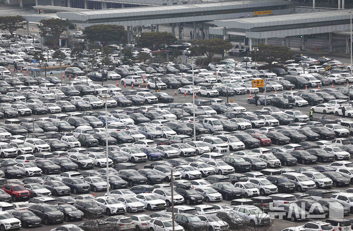 [서울=뉴시스] 김근수 기자 = 삼일절 연휴를 하루 앞둔 28일 서울 강서구 김포국제공항 국내선 주차장이 여행객 차량들로 가득 차 있다. 2025.02.28. ks@newsis.com