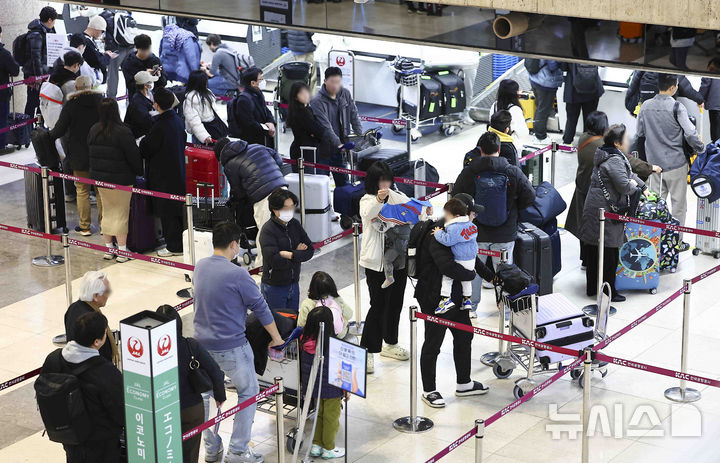 [서울=뉴시스] 김근수 기자 = 삼일절 연휴를 하루 앞둔 28일 서울 강서구 김포국제공항 국제선 출국장이 여행객들로 붐비고 있다. 2025.02.28. ks@newsis.com