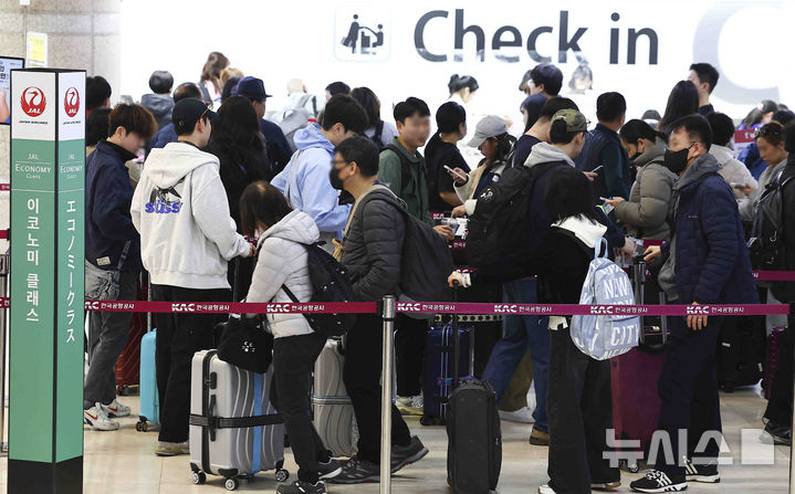 [서울=뉴시스] 김근수 기자 = 삼일절 연휴를 하루 앞둔 28일 서울 강서구 김포국제공항 국제선 출국장이 여행객들로 붐비고 있다. 2025.02.28. ks@newsis.com