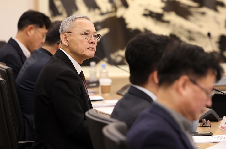 [서울=뉴시스] 유인촌 문화체육관광부 장관이 28일 서울 종로구 국립현대미술관 서울관에서 열린 2025년 아시아태평양경제협력체(APEC) 정상회의 문화분야 관계기관 점검회의에서 각 기관별 준비상황을 보고 받고 있다. (사진=문화체육관광부 제공) 2025.02.28. photo@newsis.com *재판매 및 DB 금지