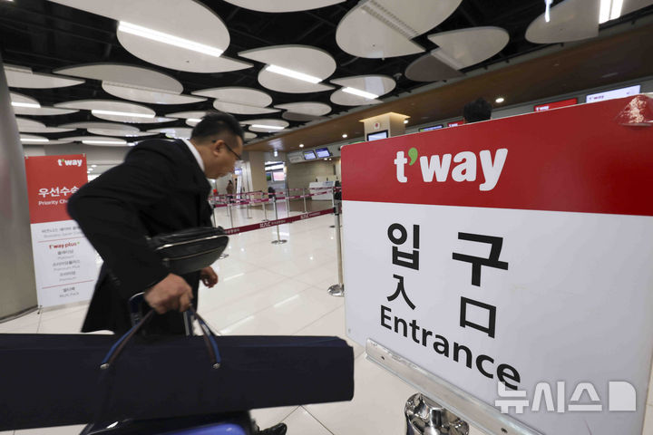 [서울=뉴시스] 김근수 기자 = 서울 강서구 김포국제공항 국내선청사에서 여행객이 티웨이 항공 창구에서 탑승수속을 하고 있다. 2025.02.28. ks@newsis.com