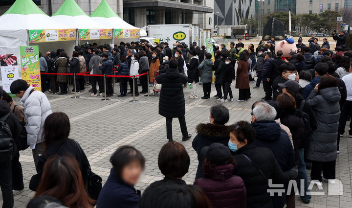 [서울=뉴시스] 홍효식 기자 = 28일 서울 중구 프레스센터 앞에서 열린 2025년 삼겹살데이 한돈 현장 특판 행사에서 시민들이 삼겹살을 구매하기 위해 길게 줄지어 기다리고 있다. 2025.02.28. yesphoto@newsis.com