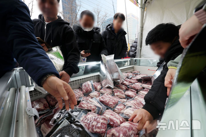 [서울=뉴시스] 홍효식 기자 = 28일 서울 중구 프레스센터 앞에서 열린 2025년 삼겹살데이 한돈 현장 특판 행사에서 시민들이 삼겹살을 구매하고 있다. 2025.02.28. yesphoto@newsis.com