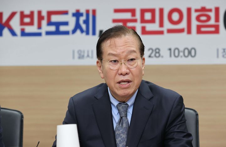 [서울=뉴시스] 조성봉 기자= 권영세 비상대책위원장이 28일 경기도 화성시 세라믹소재 부품 제조업체 미코 동탄 제2사업장에서 열린 이석윤 미코 대표이사를 비롯한 연구진과 간담회에서 발언을 하고 있다. (사진=국민의힘 제공) 2025.02.28. photo@newsis.com *재판매 및 DB 금지