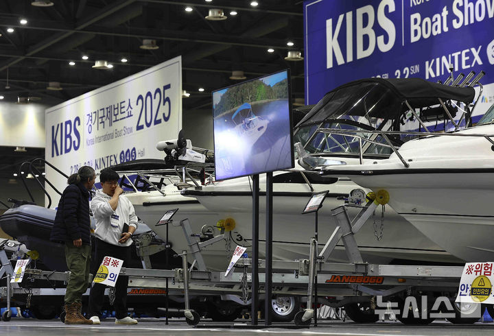 [고양=뉴시스] 김근수 기자 = 28일 경기 고양시 킨텍스에서 열린 2025 경기국제보트쇼에서 관람객들이 요트를 살펴보고 있다. 2025.02.28. ks@newsis.com