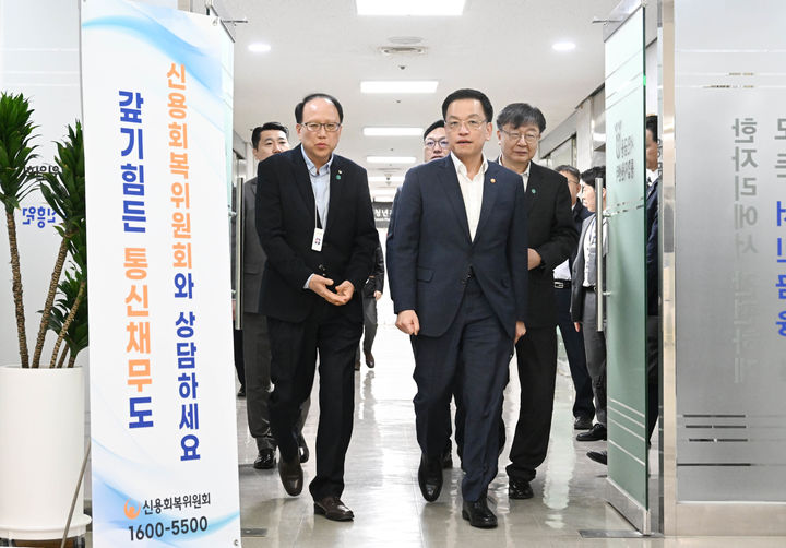 [서울=뉴시스] 최진석 기자 = 최상목 대통령 권한대행 부총리 겸 기획재정부 장관이 28일 서울 중구 중앙 서민금융통합지원센터를 방문하고 있다. (사진=기획재정부 제공) 2025.02.28. photo@newsis.com *재판매 및 DB 금지
