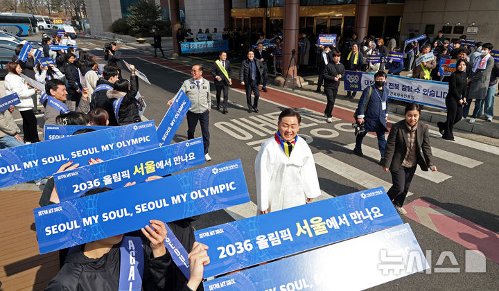 [서울=뉴시스] 김금보 기자 = 2036년 하계올림픽대회 유치도시신청 선정에 나선 김관영 전라북도 도지사가 28일 서울 송파구 올림픽파크텔에서 열린 2025년도 대한체육회 정기대의원총회에 참석하며 체육인들의 유치 선전전을 살펴보고 있다. 2025.02.28. kgb@newsis.com