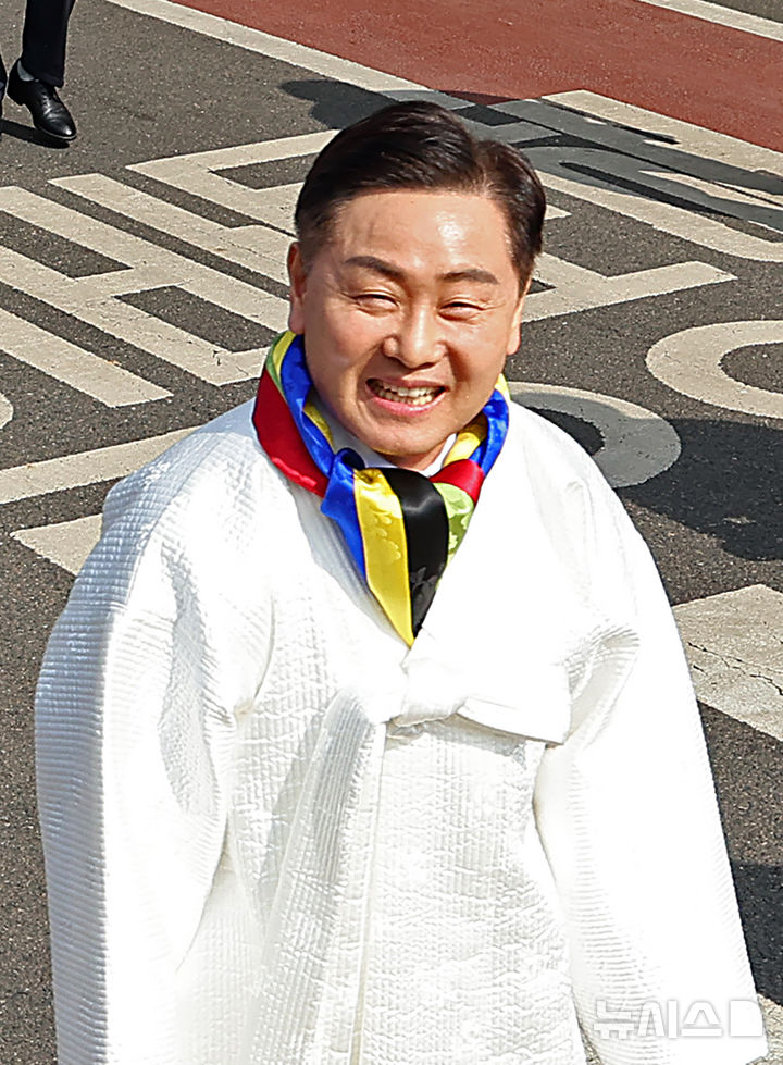 [서울=뉴시스] 김금보 기자 = 2036년 하계올림픽대회 유치도시신청 선정에 나선 김관영 전라북도 도지사가 28일 서울 송파구 올림픽파크텔에서 열린 2025년도 대한체육회 정기대의원총회에 참석하며 체육인들의 유치 선전전을 살펴보고 있다. 2025.02.28. kgb@newsis.com