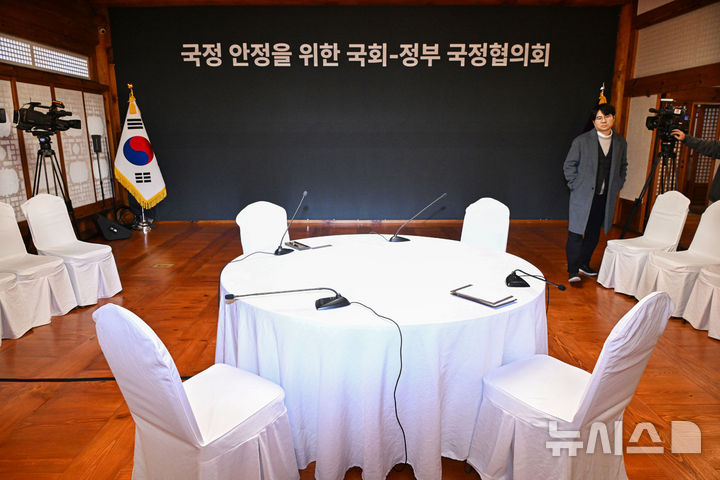 [서울=뉴시스] 국회사진기자단 = 28일 오후 서울 여의도 국회 사랑재에서 열린 예정이던 국정 안정을 위한 국회-정부 국정협의회가 무산돼 자리가 비어 있다. 2025.02.28. photo@newsis.com