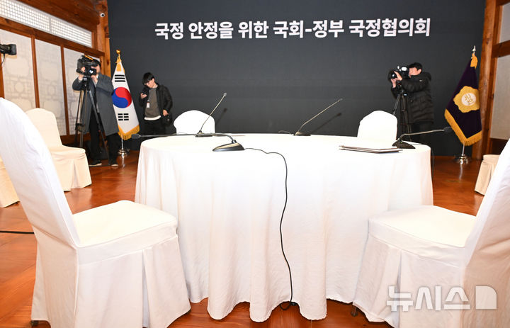 [서울=뉴시스] 국회사진기자단 = 28일 오후 서울 여의도 국회 사랑재에서 열린 예정이던 국정 안정을 위한 국회-정부 국정협의회가 무산돼 자리가 비어 있다. 2025.02.28. photo@newsis.com