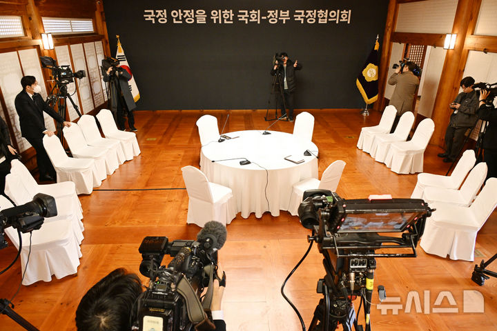 [서울=뉴시스] 국회사진기자단 = 28일 오후 서울 여의도 국회 사랑재에서 열린 예정이던 국정 안정을 위한 국회-정부 국정협의회가 무산돼 자리가 비어 있다. 2025.02.28. photo@newsis.com