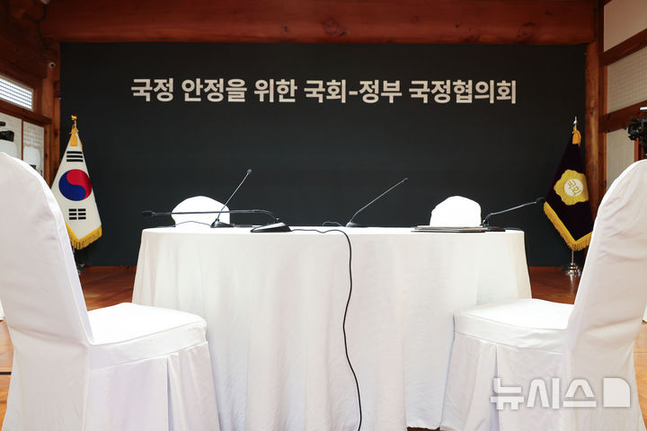 [서울=뉴시스] 국회사진기자단 = 28일 오후 서울 여의도 국회 사랑재에서 열린 예정이던 국정 안정을 위한 국회-정부 국정협의회가 무산돼 자리가 비어 있다. 2025.02.28. photo@newsis.com