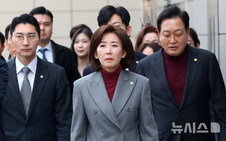 [서울=뉴시스] 김혜진 기자 = 나경원 국민의힘 의원을 비롯한 국민의 힘 의원들이 지난달 28일 오후 서울 종로구 헌법재판소를 찾아 윤석열 대통령 탄핵 심판과 관련해 탄원서를 제출한 뒤 헌재 사무처장을 만나기 위해 이동하고 있다. 2025.02.28. jini@newsis.com