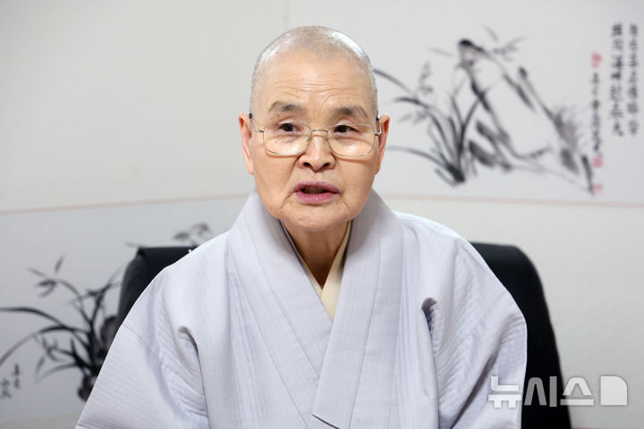 [서울=뉴시스] 박진희 기자 = 전국비구니회 회장 광용스님이 지난 27일 서울 강남구 비구니회관에서 비구니 스님들의 독립운동 다룬 뮤지컬 '비·스·독(비구니스님들의 독립운동 이야기)'을 소개하고 있다. 2025.02.29. pak7130@newsis.com