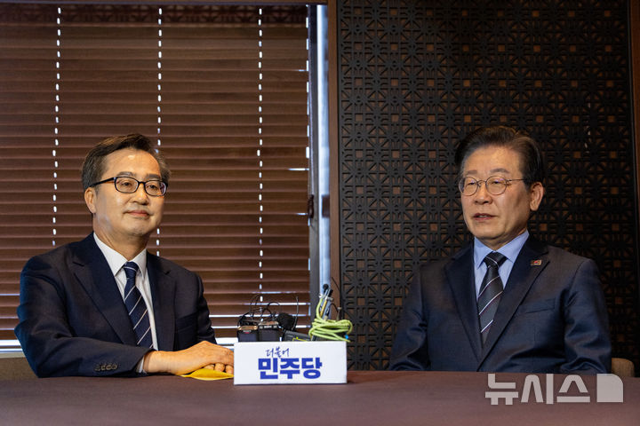 [서울=뉴시스] 국회사진기자단=이재명 더불어민주당 대표와 김동연 경기도지사가 28일 오후 서울 여의도의 한 식당에서 회동을 하고 있다.2025.02.28. photo@newsis.com