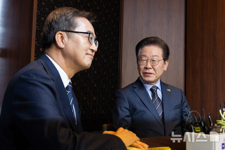 [서울=뉴시스] 국회사진기자단=이재명 더불어민주당 대표와 김동연 경기도지사가 28일 오후 서울 여의도의 한 식당에서 회동을 하고 있다.2025.02.28. photo@newsis.com