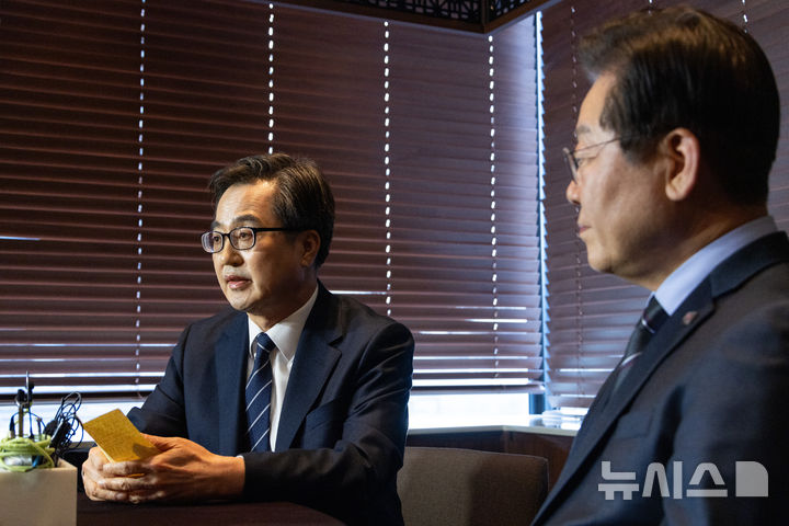 [서울=뉴시스] 국회사진기자단=이재명 더불어민주당 대표와 김동연 경기도지사가 28일 오후 서울 여의도의 한 식당에서 회동을 하고 있다.2025.02.28. photo@newsis.com