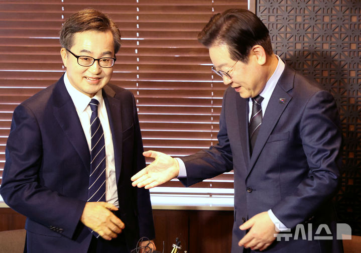 [서울=뉴시스] 국회사진기자단 = 이재명 더불어민주당 대표와 김동연 경기도지사가 28일 오후 서울 여의도의 한 식당에서 회동을 하고 있다.2025.02.28. photo@newsis.com