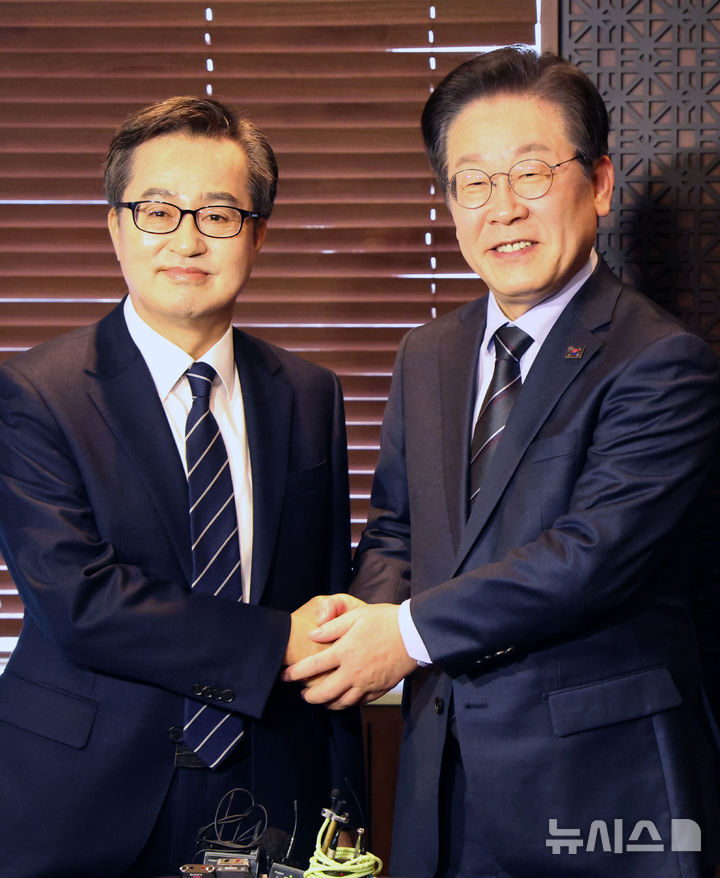 [서울=뉴시스] 국회사진기자단 = 이재명 더불어민주당 대표와 김동연 경기도지사가 28일 오후 서울 여의도의 한 식당에서 만나 악수하고 있다.2025.02.28. photo@newsis.com