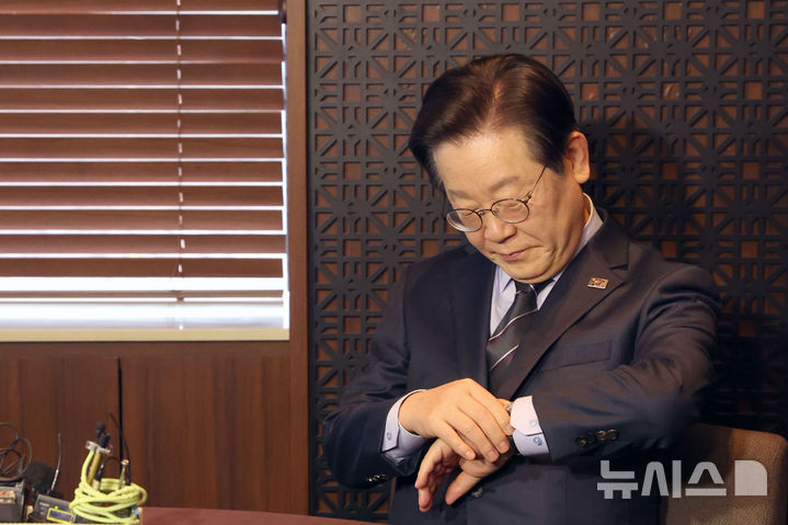 [서울=뉴시스] 국회사진기자단 = 이재명 더불어민주당 대표가 28일 오후 서울 여의도의 한 식당에서 김동연 경기도지사를 기다리며 잠시 시계를 보고 있다. 2025.02.28. photo@newsis.com