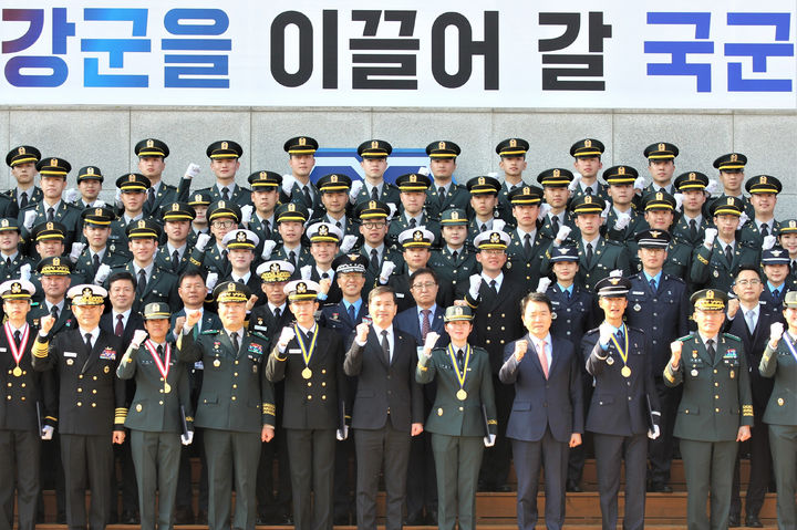 [서울=뉴시스] 추상철 기자 = 28일 충북 괴산군 육군학생군사학교에서 열린 '2025년 대한민국 학군장교 임관식'에서 김선호 국방부장관 직무대행이 임관 소위 등과 함께 기념촬영을 하고 있다. (사진= 육군 제공) 2025.02.28. photo@newsis.com *재판매 및 DB 금지