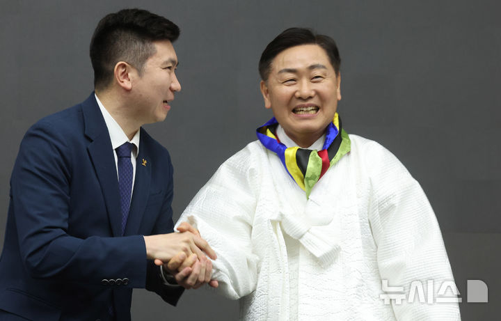 [서울=뉴시스] 김금보 기자 = 유승민 대한체육회 회장이 28일 서울 송파구 올림픽파크텔에서 열린 2025년도 대한체육회 정기대의원총회에서 2036년 하계올림픽대회 유치 후보 도시에 전라북도가 선정된 후 김관영 전북지사와 악수하고 있다. 2025.02.28. kgb@newsis.com