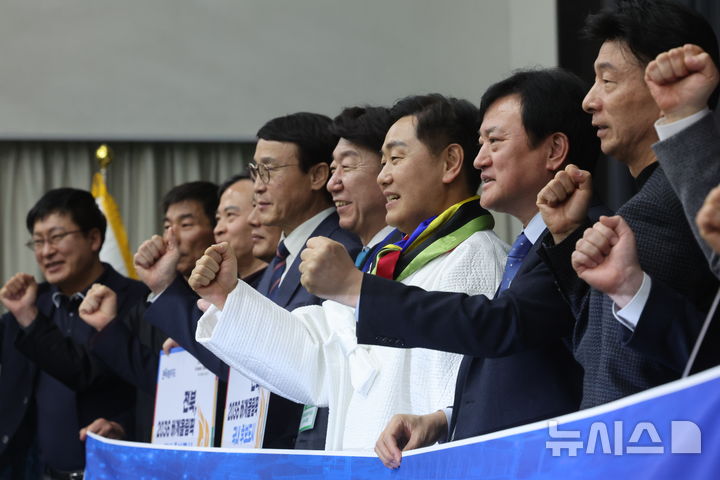 [서울=뉴시스] 김금보 기자 = 김관영 전라북도 도지사를 비롯한 관계자가 28일 서울 송파구 올림픽파크텔에서 열린 2025년도 대한체육회 정기대의원총회에서 전북이 2036년 하계올림픽대회 유치 후보 도시에 선정된 후 기념촬영을 하고 있다. 2025.02.28. kgb@newsis.com