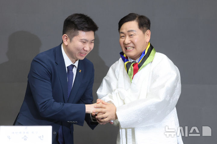 [서울=뉴시스] 김금보 기자 = 유승민 대한체육회 회장이 28일 서울 송파구 올림픽파크텔에서 열린 2025년도 대한체육회 정기대의원총회에서 2036년 하계올림픽대회 유치 후보 도시에 전라북도가 선정된 후 김관영 전북지사와 악수하고 있다. 2025.02.28. kgb@newsis.com