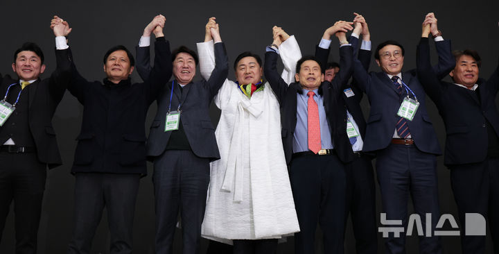 [서울=뉴시스] 김금보 기자 = 김관영 전라북도 도지사와 관계자들이 28일 서울 송파구 올림픽파크텔에서 열린 2025년도 대한체육회 정기대의원총회에서 전북 전주가 2036년 하계올림픽대회 유치 신청 도시에 선정된 후 기념촬영을 하고 있다. 2025.02.28. kgb@newsis.com