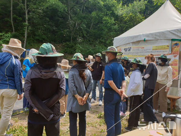 [광주=뉴시스] 광주시민체험양봉장 운영. (사진=광주시청 제공). photo@newsis.com *재판매 및 DB 금지