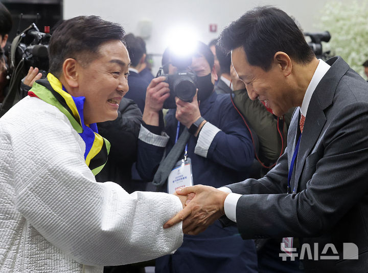 [서울=뉴시스] 김금보 기자 = 김관영 전라북도 도지사와 오세훈 서울시장이 28일 서울 송파구 올림픽파크텔에서 열린 2025년도 대한체육회 정기대의원총회에서 전북 전주가 2036년 하계올림픽대회 유치 신청 도시에 선정된 후 악수를 하고 있다. 2025.02.28. kgb@newsis.com
