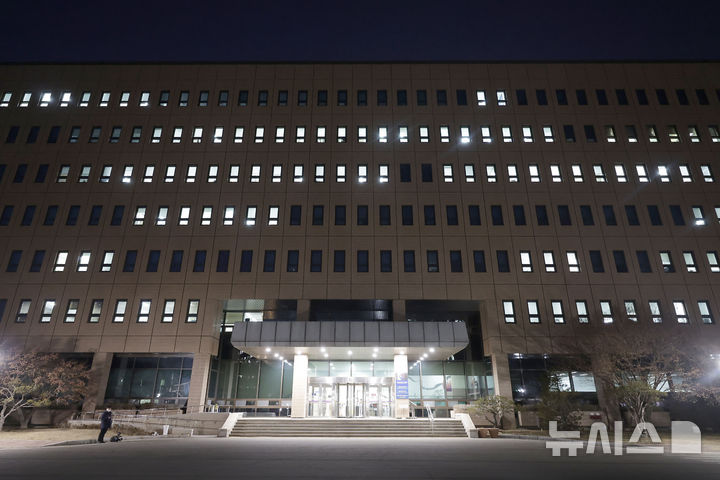 [과천=뉴시스] 최동준 기자 = 검찰이 28일 공수처의 비상계엄 수사에 대한 고발 사건들의 자료를 확보하기 위해 압수수색에 나섰다. 사진은 이날 공수처 청사 모습. 2025.02.28. photocdj@newsis.com