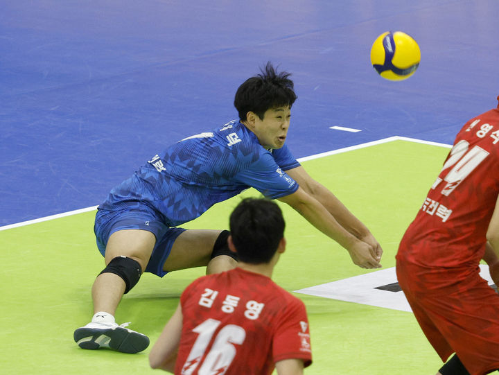 [서울=뉴시스] 추상철 기자 = 28일 경기 수원시 수원실내체육관에서 열린 도드림 24-25 V리그 한국전력과 KB와의 경기, 한국전력 서재덕이 리시브를 하고 있다. (사진= 한국전력 배구단 제공) 2025.02.28. photo@newsis.com *재판매 및 DB 금지